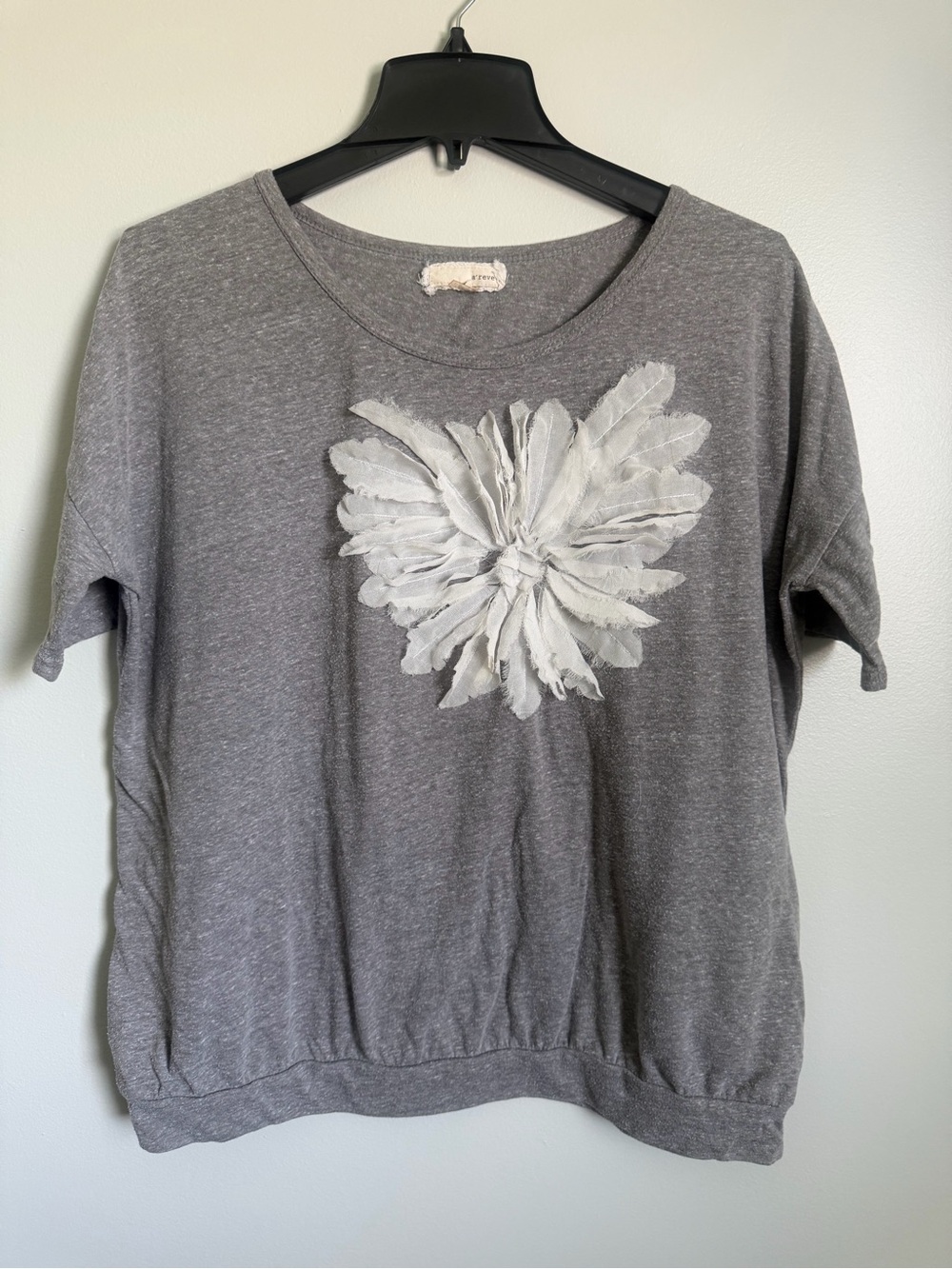 A'Reve Gray Short Sleeve Tee with White Floral Applique Size large